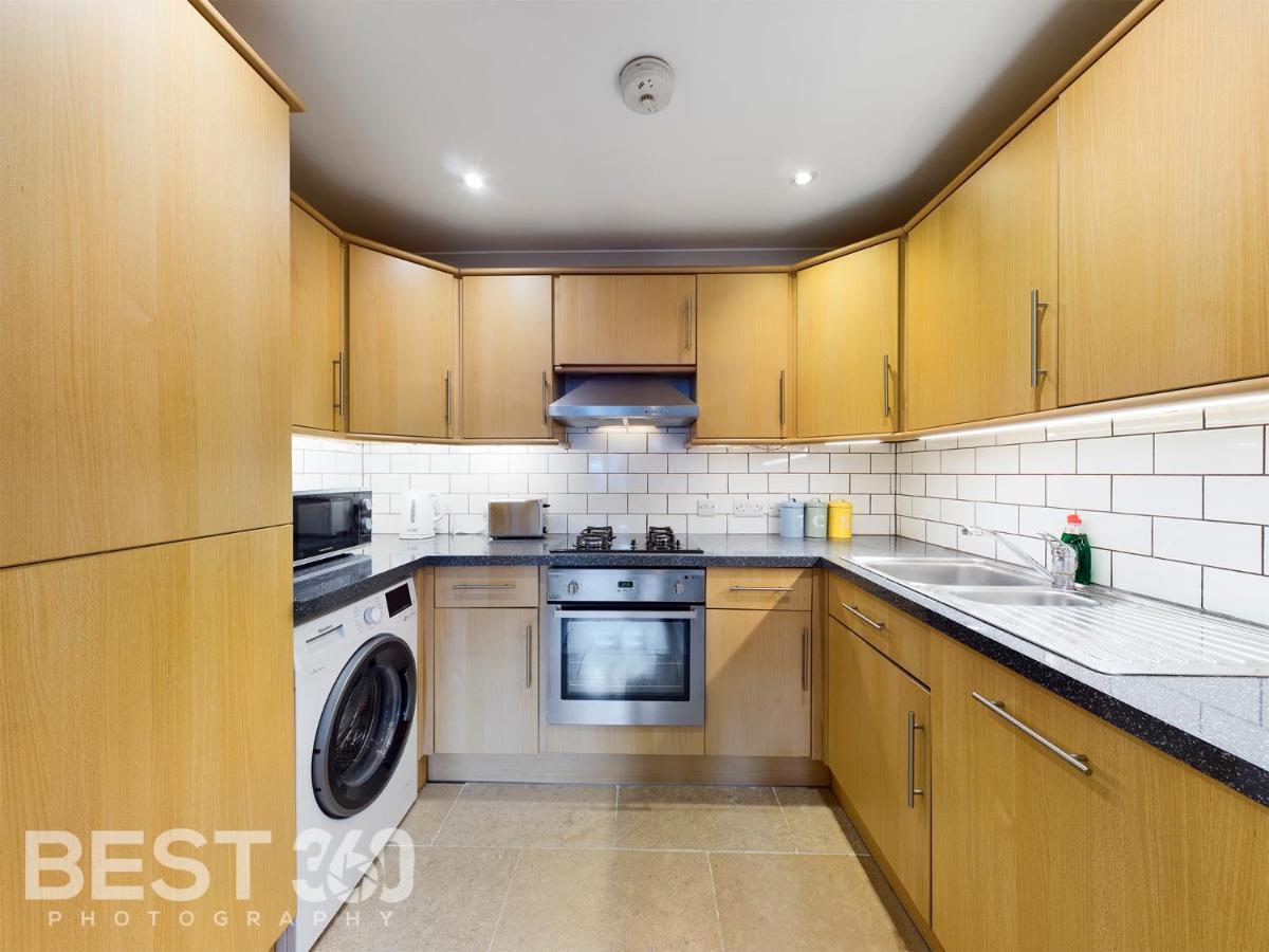 Redhill Town Centre Apartment By Livingo Exterior photo