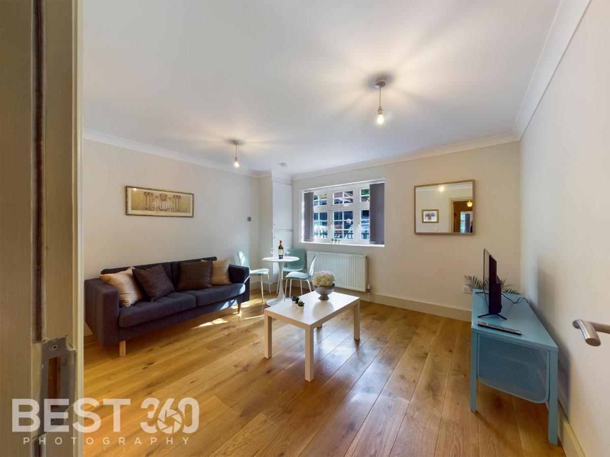 Redhill Town Centre Apartment By Livingo Exterior photo